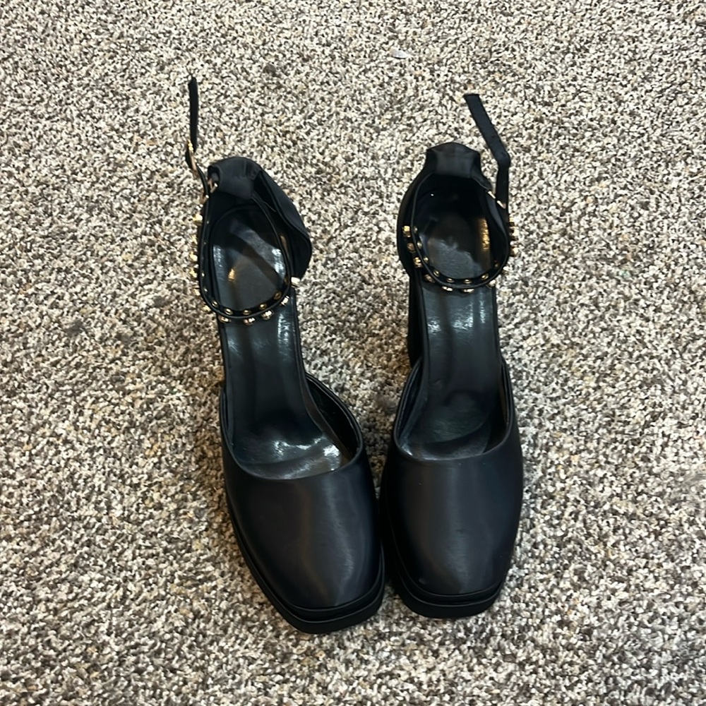 BLACK BLOCK HEEL - SIZE 9